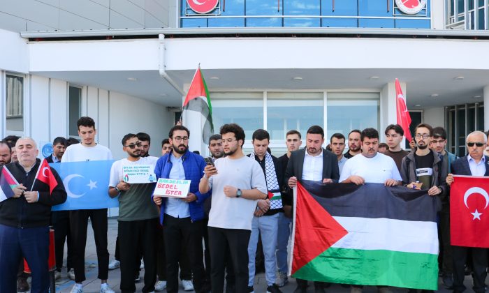 <strong>KÜ Mescidinde Dua, Meydanda Filistin Kararlılığı</strong>