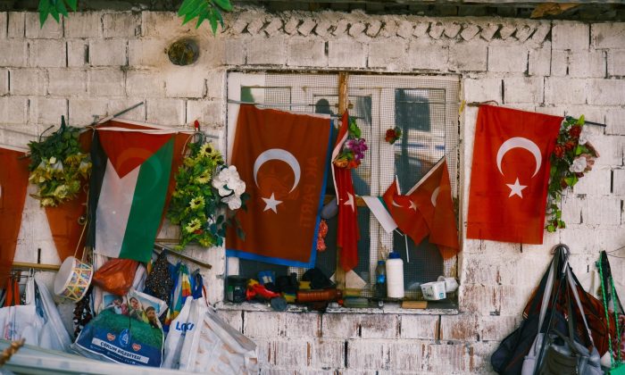 Çöpte Bulduğu Türk Bayraklarını Temizleyip Duvarına Asıyor