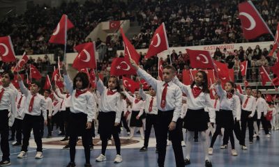 <strong>Kastamonulu Miniklerden Dev Gösteri: 23 Nisan Heyecanı Salonlara Sığmadı</strong>