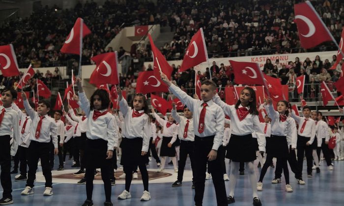 <strong>Kastamonulu Miniklerden Dev Gösteri: 23 Nisan Heyecanı Salonlara Sığmadı</strong>